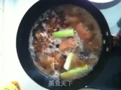 Make braised pork trotters step 2