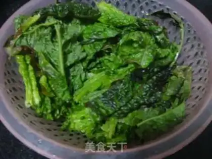 Make Stewed lettuce leaves with rice flour step 0