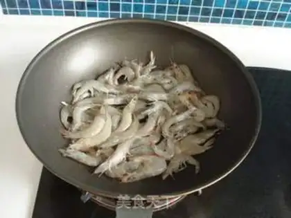 Make stir-fried shrimp with shredded radish step 3