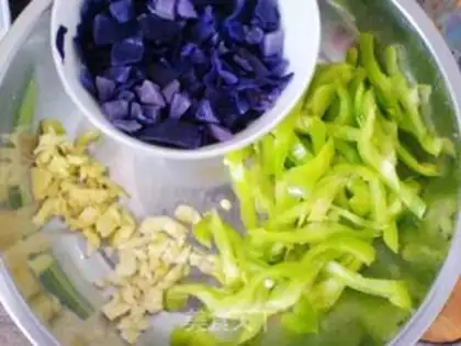 Make stir-fried chicken offal with purple cabbage step 1