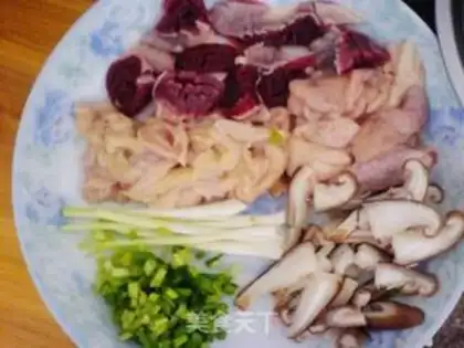 Make stir-fried chicken offal with purple cabbage step 2