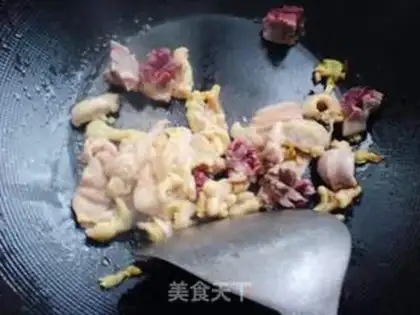 Make stir-fried chicken offal with purple cabbage step 4