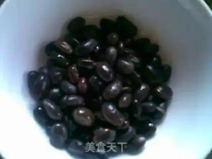 Make Black bean and peanut rice dumplings step 2