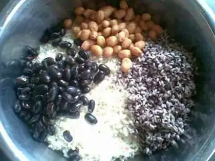 Make Black bean and peanut rice dumplings step 4