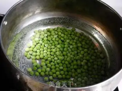 Make stir-fried dried bean curd with green beans step 1