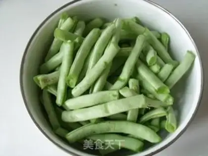 Make Dry stir-fried green beans step 0