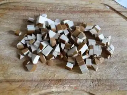 Make stir-fried dried bean curd with green beans step 3