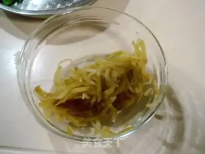 Make Noodles with pickled mustard and pepper step 1