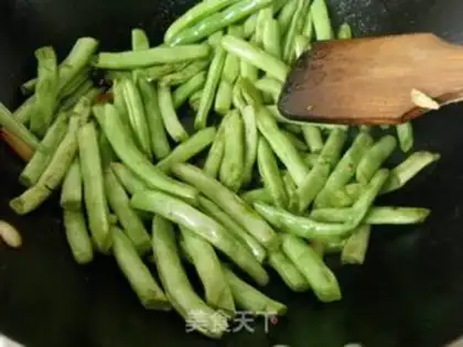 Make Dry stir-fried green beans step 2