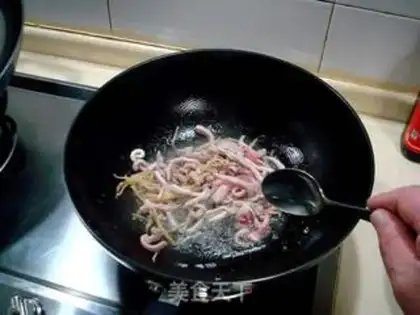 Make Noodles with pickled mustard and pepper step 3