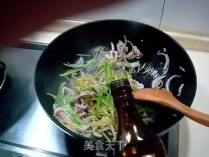 Make Noodles with pickled mustard and pepper step 5