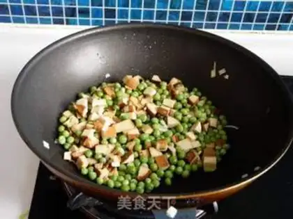 Make stir-fried dried bean curd with green beans step 7