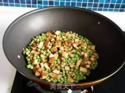 Make stir-fried dried bean curd with green beans step 8