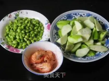 Make stir-fried sea shrimp with loofah and edamame step 0