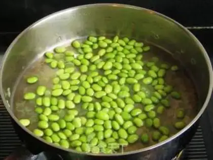 Make stir-fried sea shrimp with loofah and edamame step 1