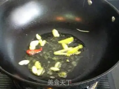 Make stir-fried sea shrimp with loofah and edamame step 2