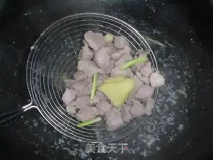 Make congee with pork and century step 2