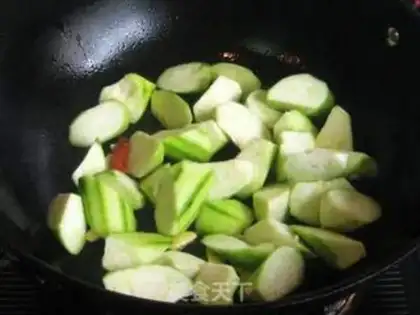 Make stir-fried sea shrimp with loofah and edamame step 3