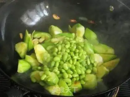 Make stir-fried sea shrimp with loofah and edamame step 4