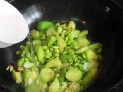 Make stir-fried sea shrimp with loofah and edamame step 5