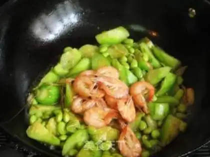 Make stir-fried sea shrimp with loofah and edamame step 6