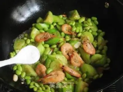 Make stir-fried sea shrimp with loofah and edamame step 7