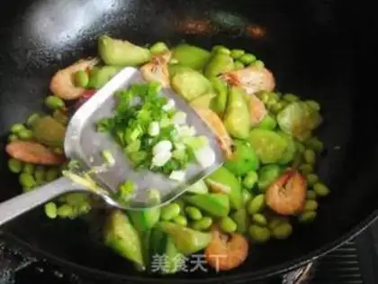 Make stir-fried sea shrimp with loofah and edamame step 8