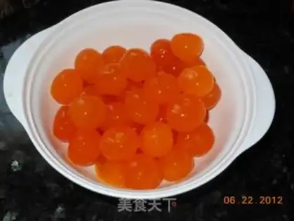Make Cantonese style peanut egg yolk rice dumplings step 2