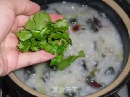 Make congee with pork and century step 7