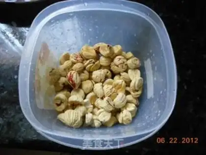 Make Cantonese style peanut egg yolk rice dumplings step 3