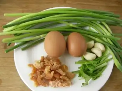 Make Stewed garlic sprouts with eggs and sea rice step 0