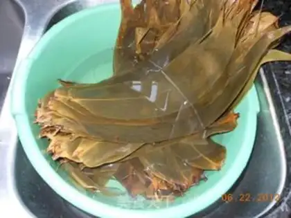 Make Cantonese style peanut egg yolk rice dumplings step 6