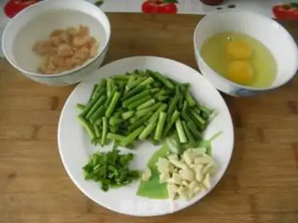 Make Stewed garlic sprouts with eggs and sea rice step 1