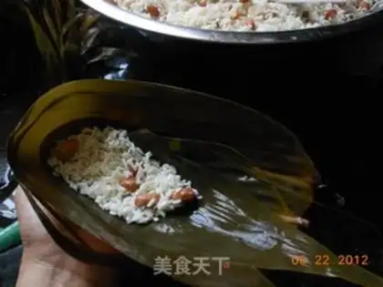 Make Cantonese style peanut egg yolk rice dumplings step 7