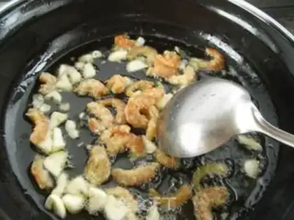Make Stewed garlic sprouts with eggs and sea rice step 2