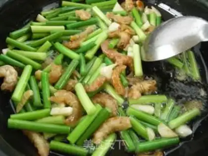 Make Stewed garlic sprouts with eggs and sea rice step 3