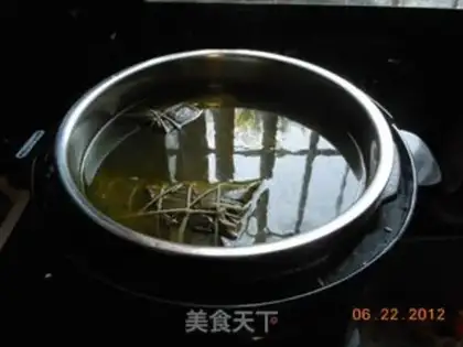Make Cantonese style peanut egg yolk rice dumplings step 11