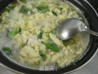 Make Stewed garlic sprouts with eggs and sea rice step 5