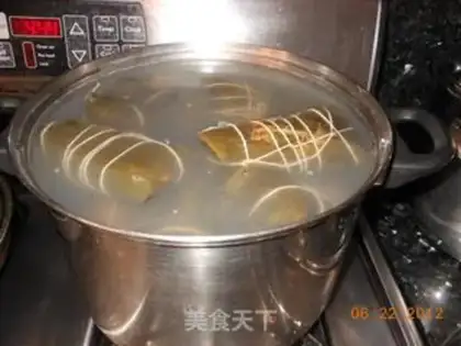Make Cantonese style peanut egg yolk rice dumplings step 12