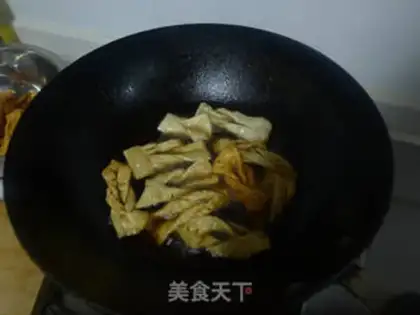 Make Stewed garlic sprouts with eggs and sea rice step 6
