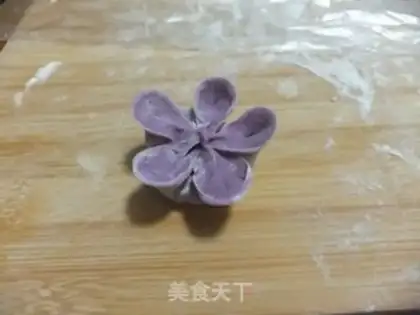 Make Plum blossom steamed dumplings step 7