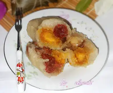 Make Cantonese style peanut egg yolk rice dumplings step 13