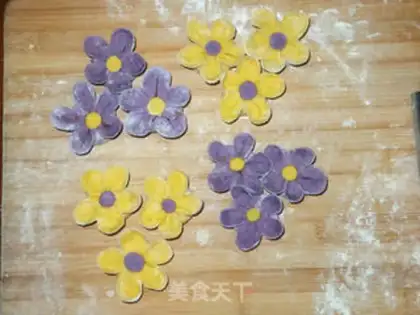 Make Plum blossom steamed dumplings step 10