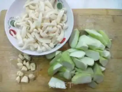 Make stir-fried loofah and white mushroom step 0