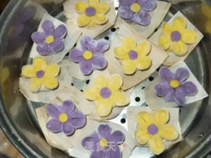 Make Plum blossom steamed dumplings step 11