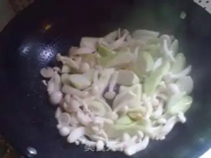 Make stir-fried loofah and white mushroom step 3
