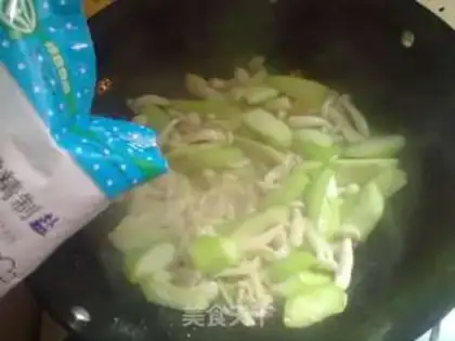 Make stir-fried loofah and white mushroom step 4