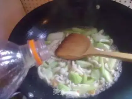 Make stir-fried loofah and white mushroom step 5