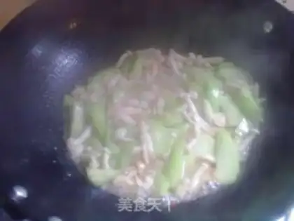 Make stir-fried loofah and white mushroom step 6