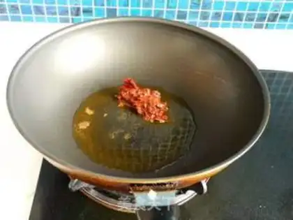 Make stir-fried pig